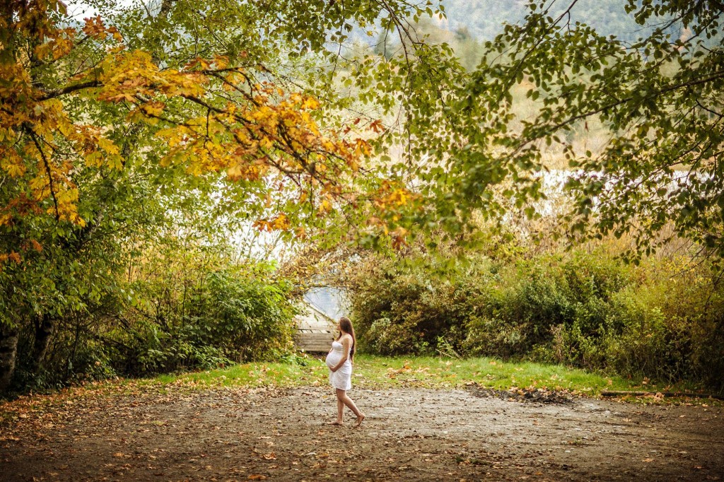 pregnant woman fall leaves