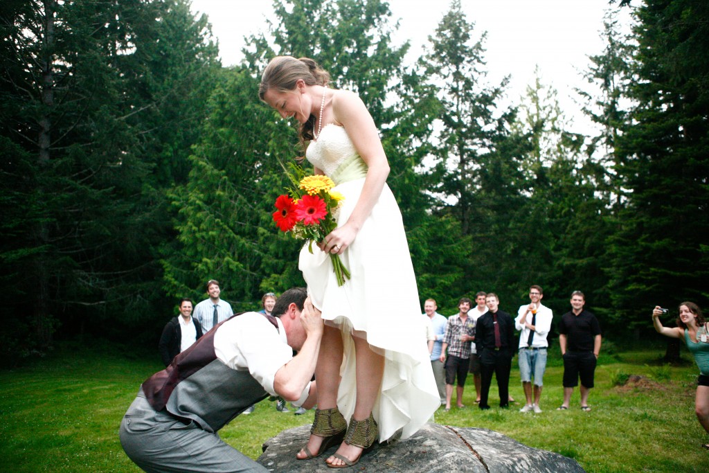 outdoor wedding garter toss